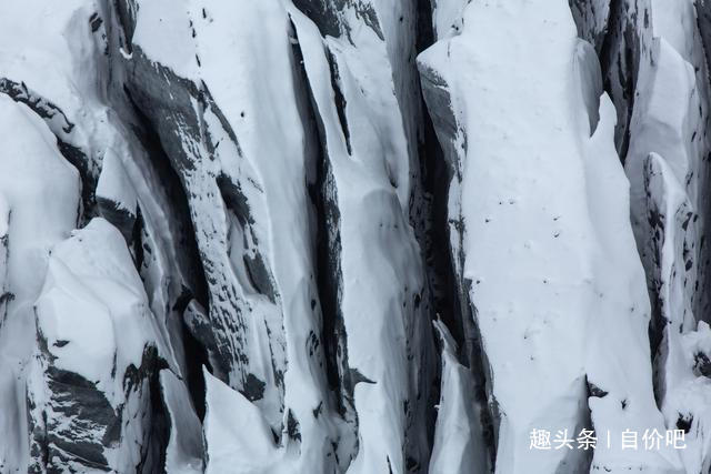 中国唯一的黑色冰川在这里，每年都会雪崩，场面十分壮观！