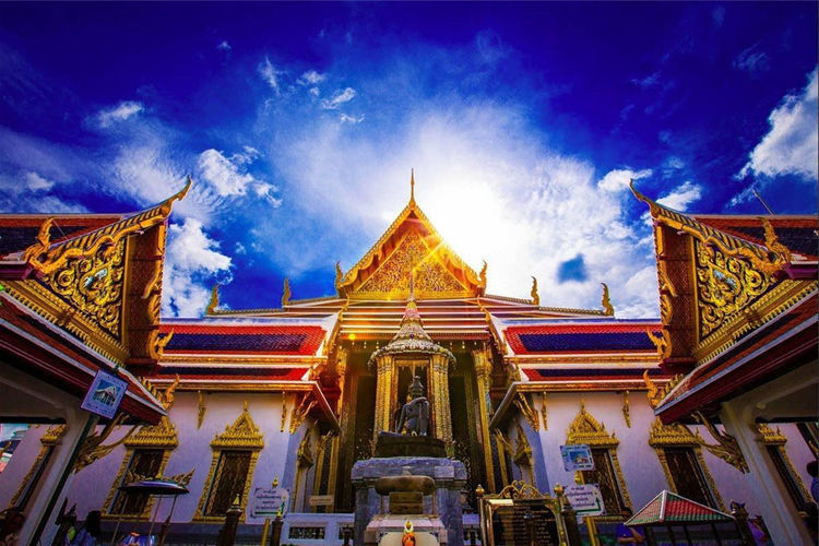 在泰国公共厕所，如果看到紫色标志，再急也最好别进去！