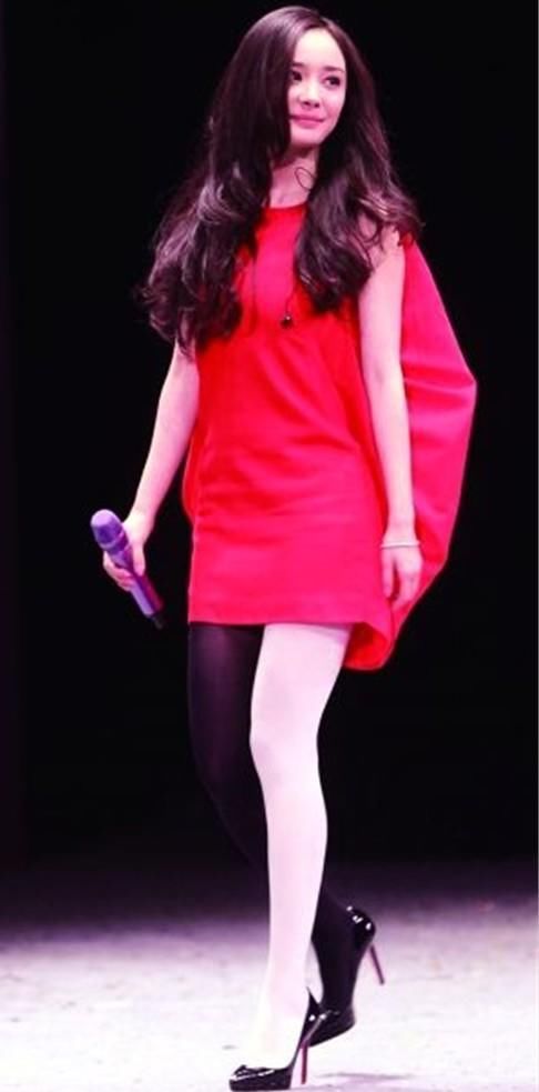 杨幂又火了穿的一双“阴阳丝袜”颠覆时尚界，我穿出去会不会被打