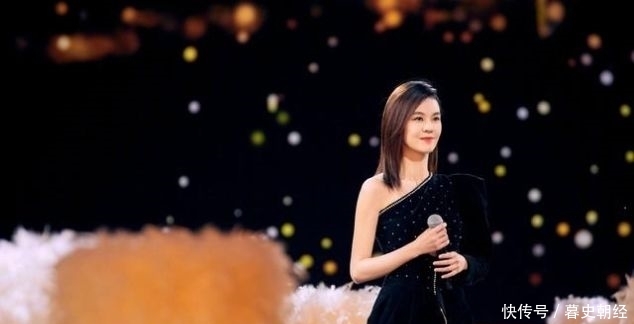  「不少」37岁的郁可唯衣品很不错，穿黑色连衣裙配黑色高跟鞋，时尚又减龄
