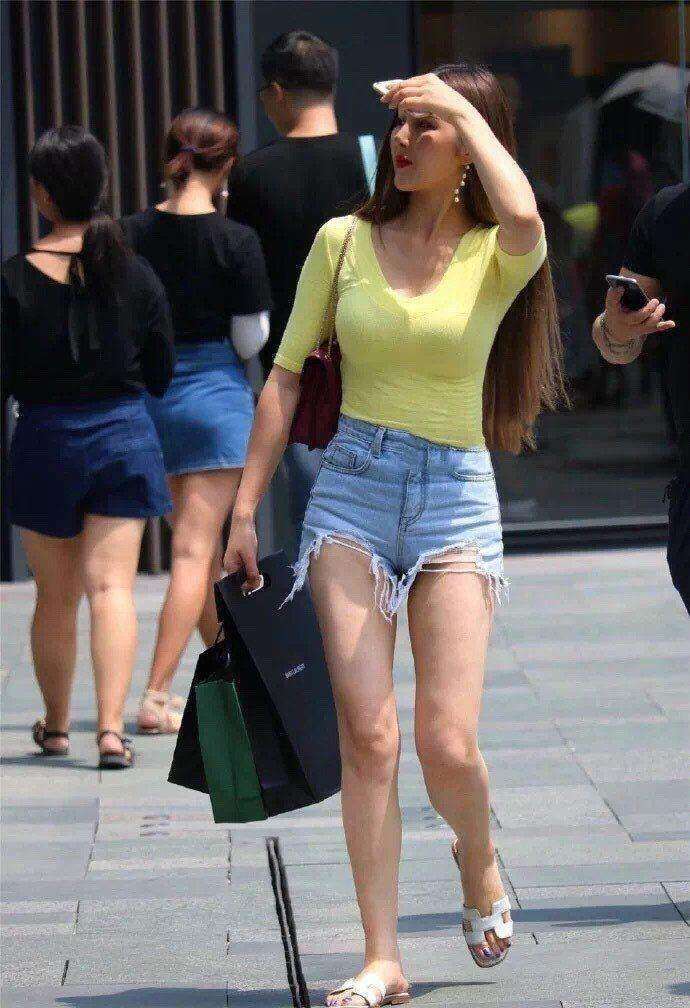 街拍：薄款紧身T恤的小姐姐，若隐若现凸显丰腴好身材