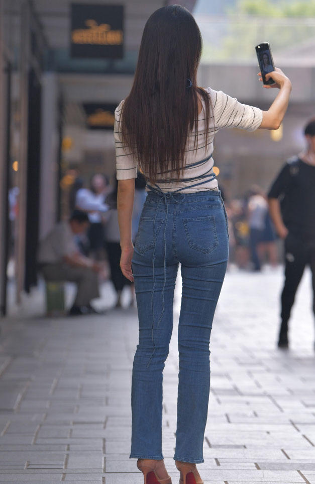 微胖小姐姐紧身牛仔裤紧绷翘美肥臀，一个优雅的自拍让人着迷
