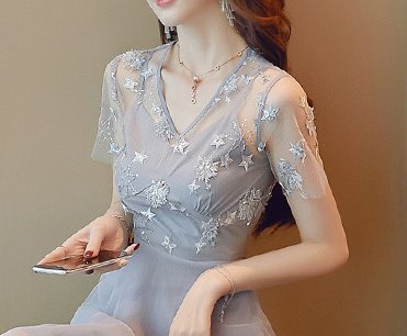 如今女人是真敢穿!“若隐若现”网纱裙真是美的人心醉，美嫩减龄