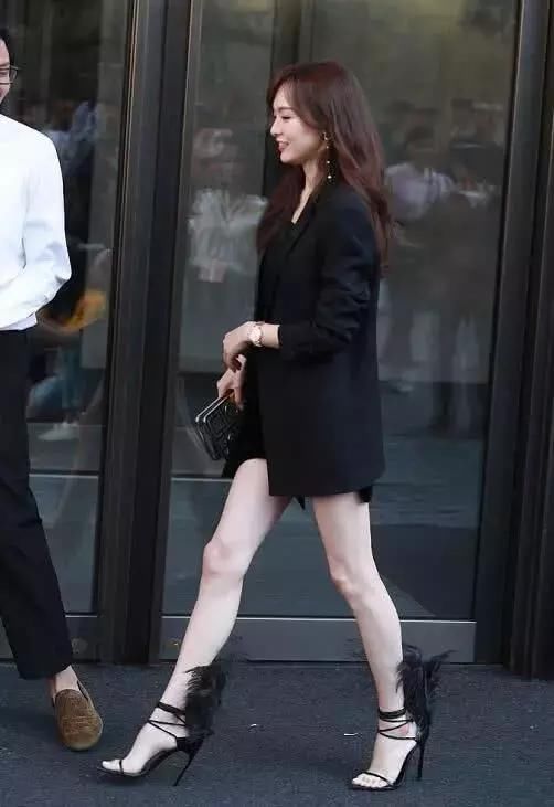 唐嫣172cm还嫌矮，恨天高10cm高跟鞋再插两根毛，显腿长