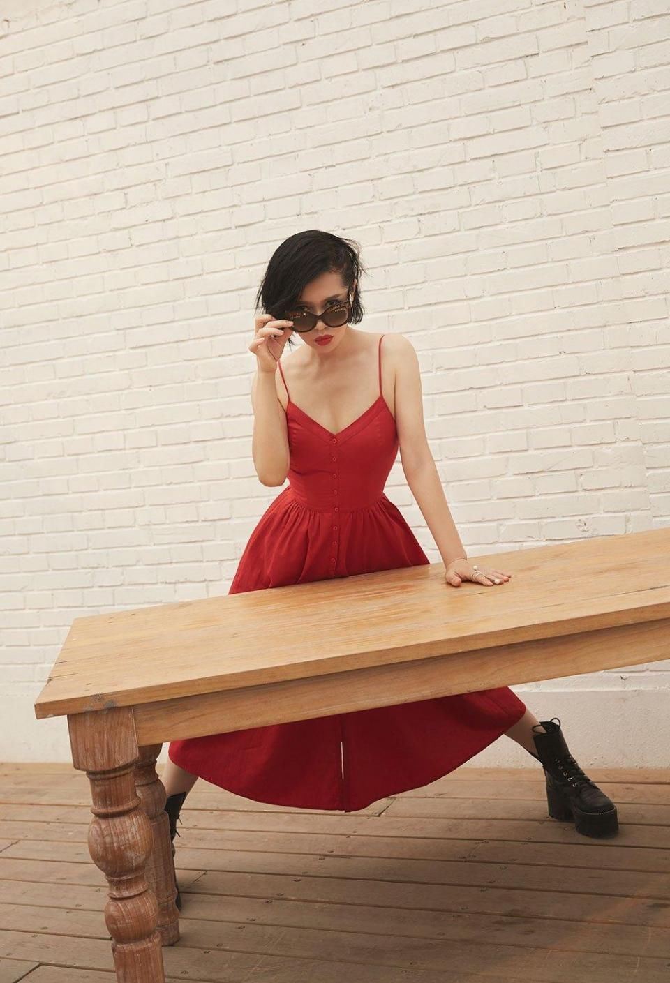 余男生日大片曝光 吊带红裙慵懒随性