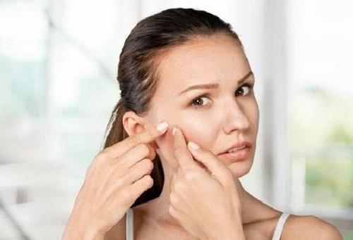 毛孔粗大是因为螨虫挤大，3方法有效除螨，排空毛孔螨虫