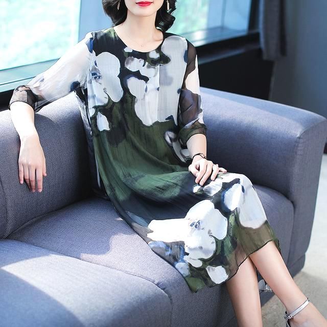 奔4奔5女人，尽量穿高级点，看看这些高端连衣裙，洋气有女人味