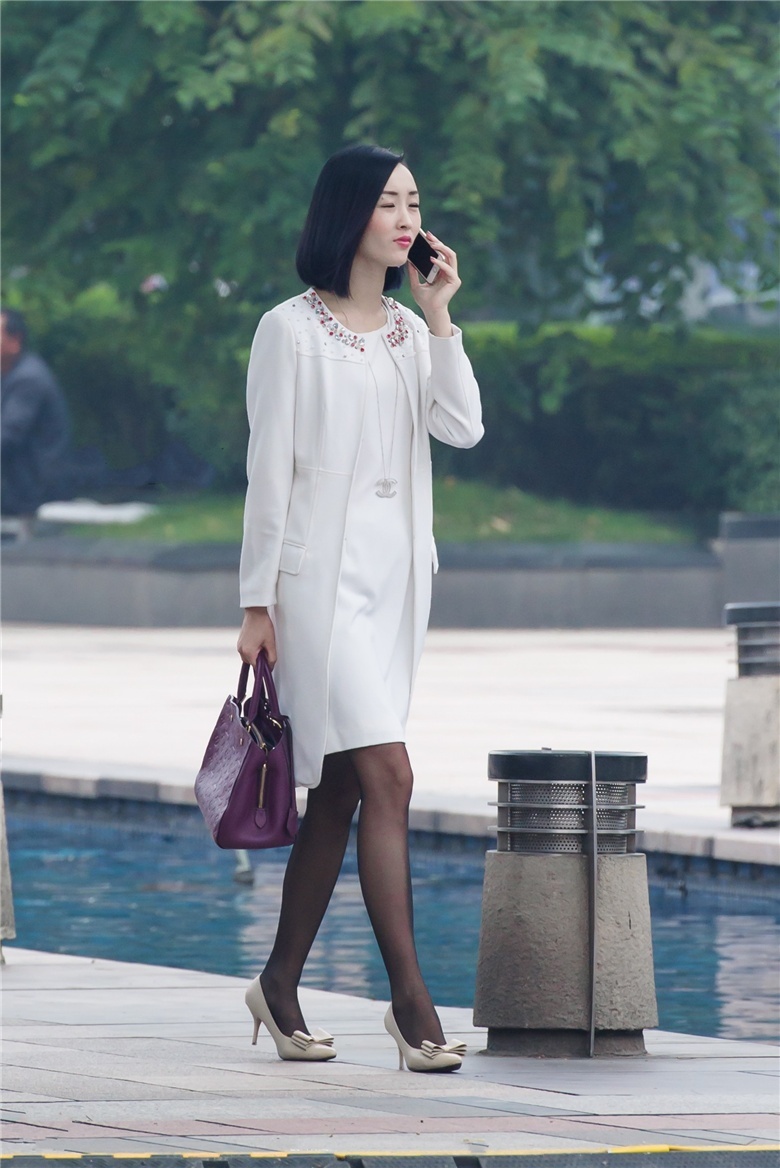 气质高雅的黑丝魅力妇人，婉如一朵白玉兰