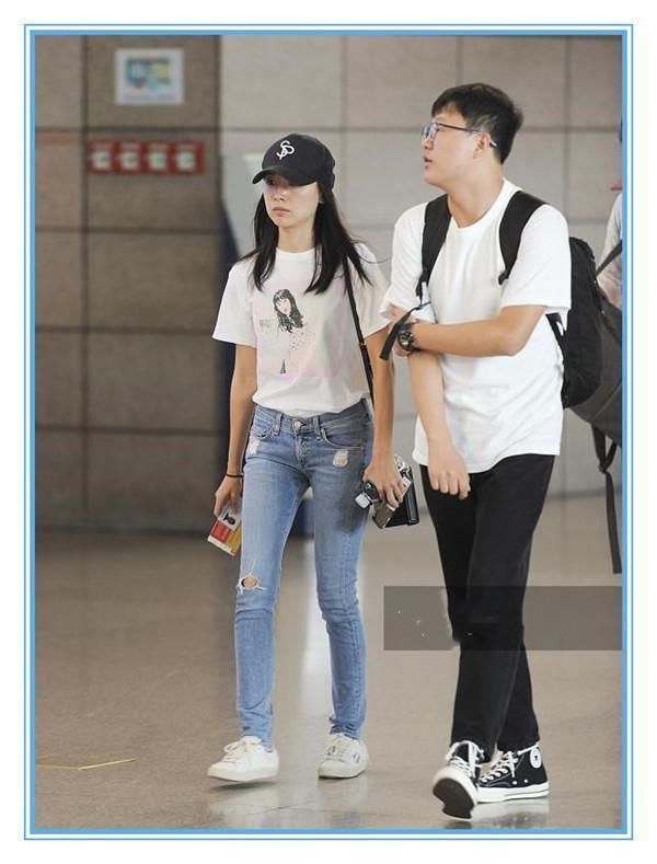 没有董洁的腿真别穿紧身牛仔裤,像伊能静这样撑不起来就尴尬了!