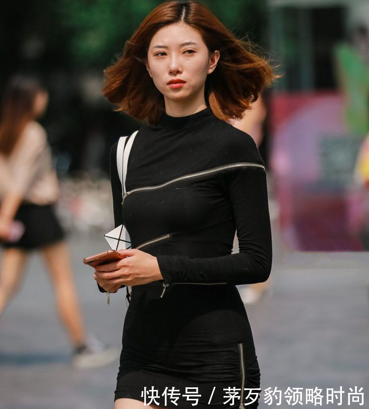 黑色紧身连衣裙的勾勒出这位美女身材,成为街头一个亮点!!