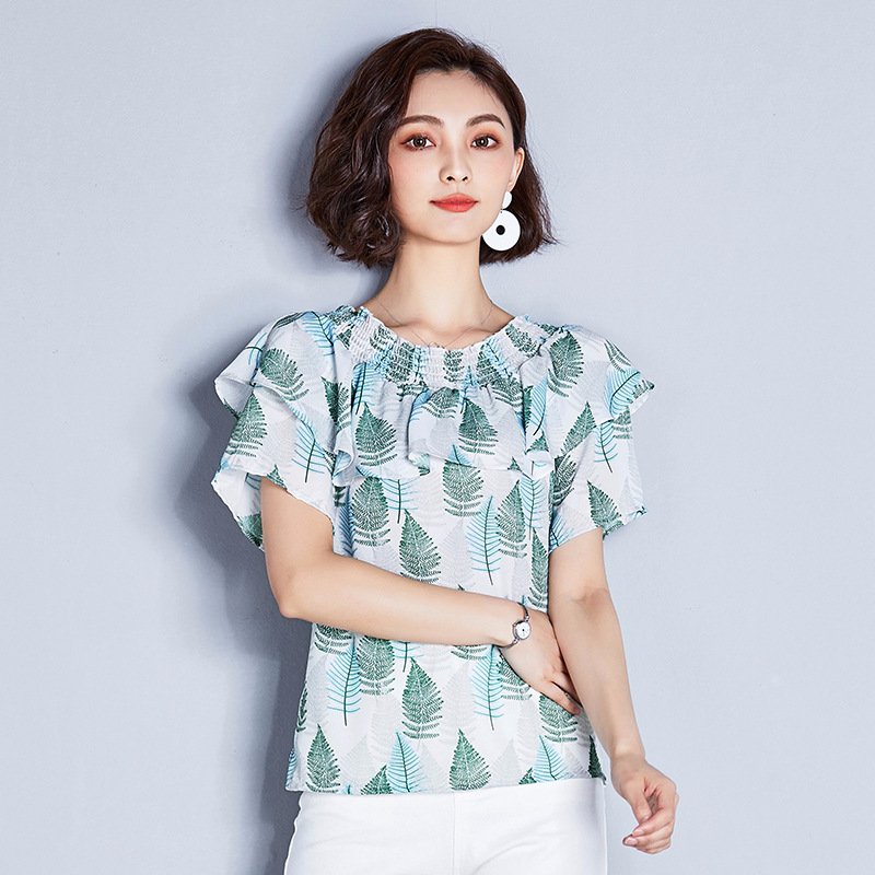 40岁再年轻也要打扮的嫩点，瞧香港女人这样穿，女人味十足