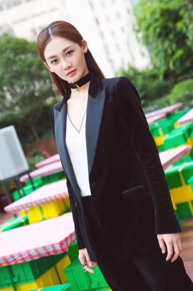 她被冯小刚捧红，以清纯形象走红，优美舞姿不输宋茜，至今零绯闻