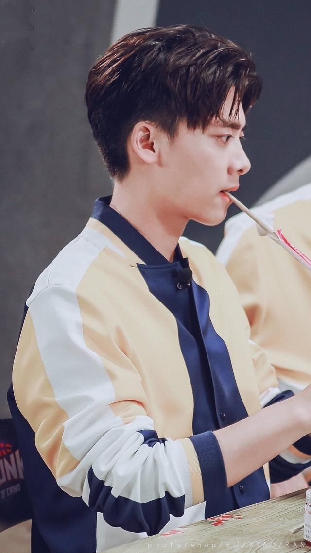 李易峰疑似回怼热搜变胖传言，晒出一张照片粉丝纷纷表示心疼了!