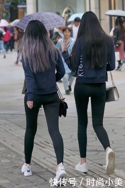 长发飘逸的紧身裤美女，尽显俏丽多姿，十足明星范！