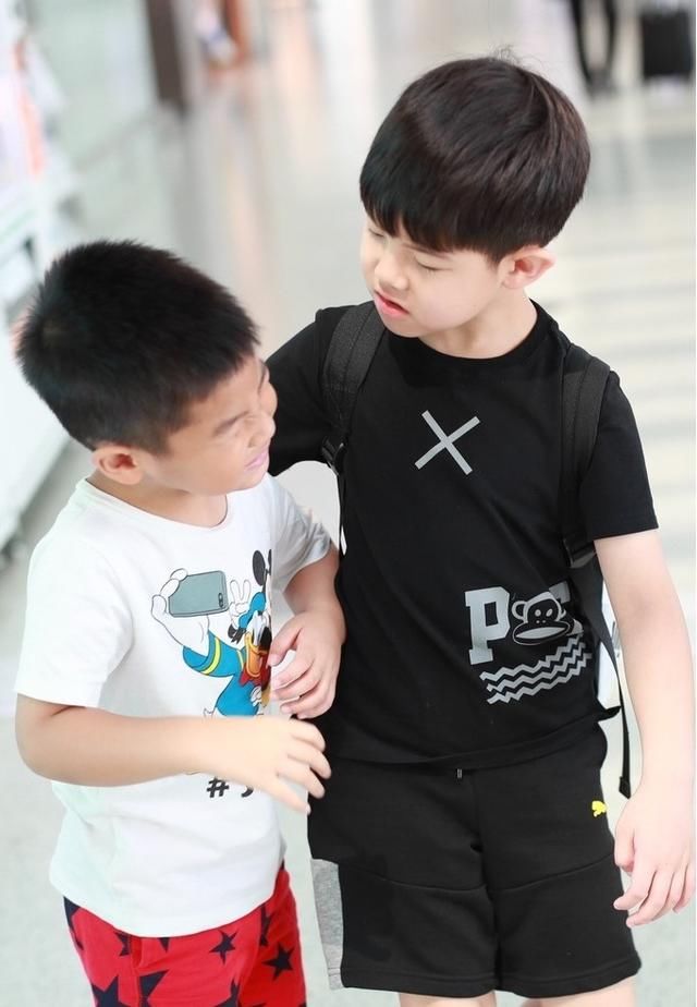 安吉小鱼儿机场上演塑料兄弟情，郑爽恋情曝光新剧现场消息秒回