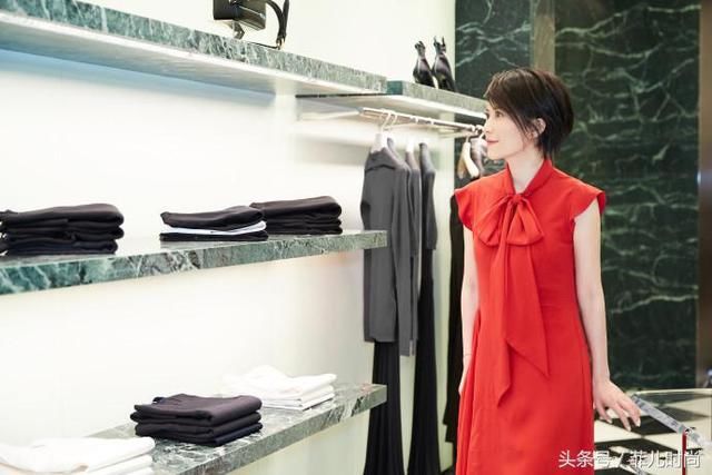 47岁俞飞鸿穿亮片薄纱裙优雅动人，大秀东方美，年龄就成了个摆设