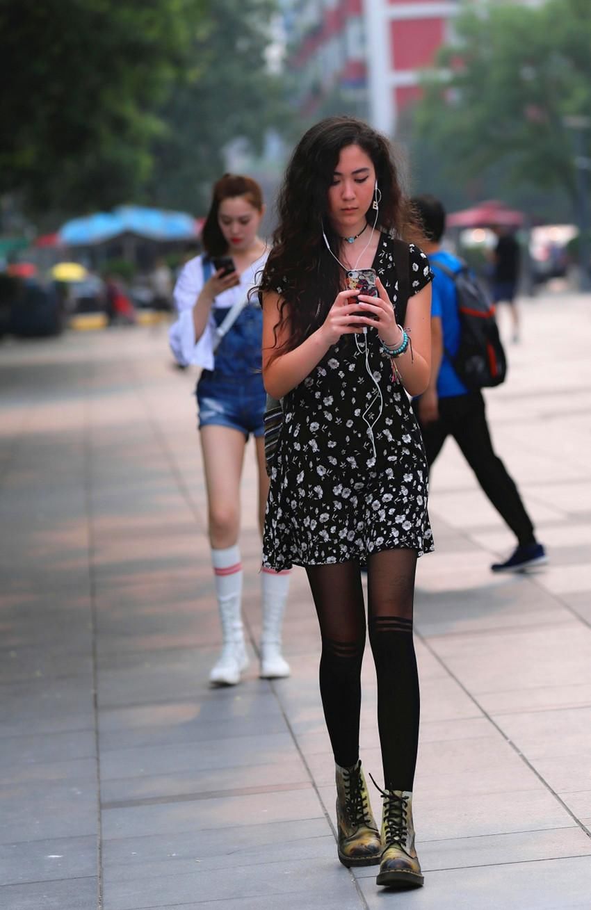 街拍:图2时尚美女,花裙配丝袜,图3墨镜美女,喇叭裤真显腿