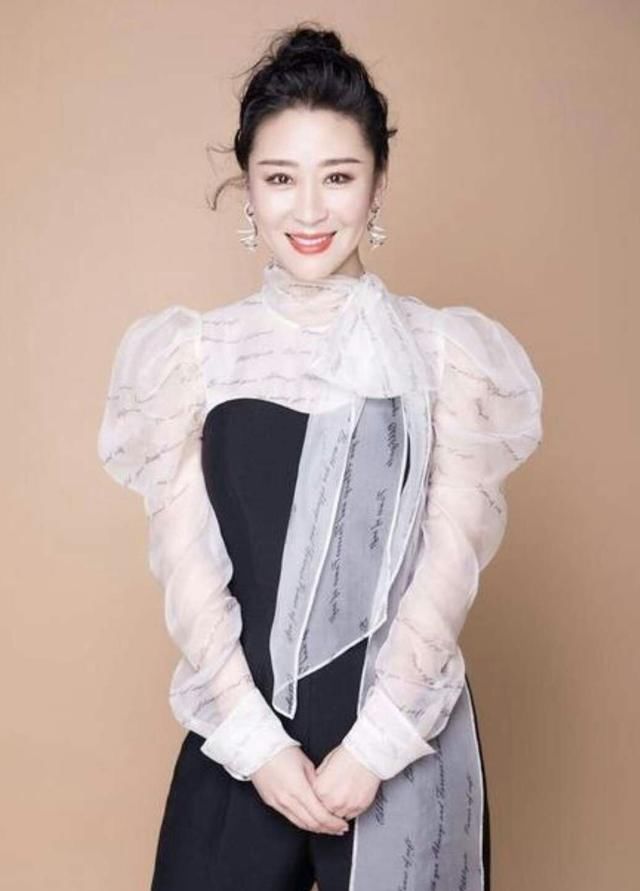 【设计】有一种媚而不妖,叫“苗木基地穿束腰裙”,单露一只肩,现代感满满的