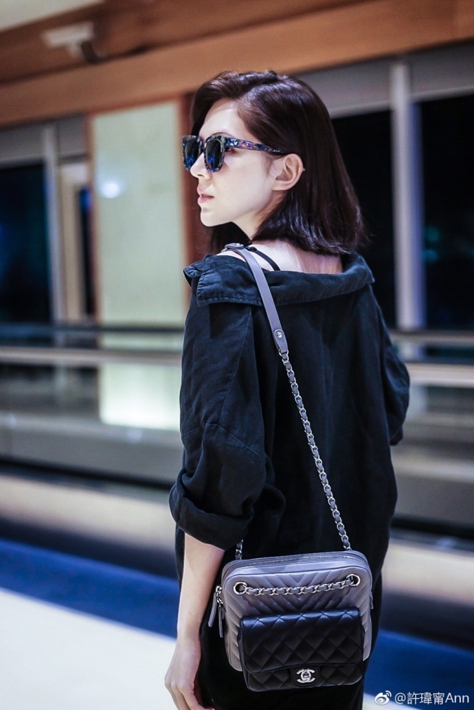 路人街拍,林心如好姐妹许玮甯晒靓照,深V吊带装大长腿很抢镜