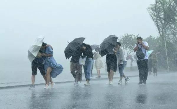  【冷空气】周五起，气温直降！一场企图逼走夏天的冷空气来了…