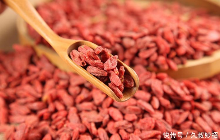 晚上睡觉之前吃5粒枸杞,连吃5天,3个好处找上