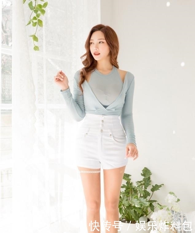 #气质#美女街拍:天生丽质的小姐姐,散发出女神气质,身材真好看!