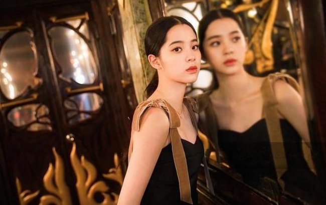 穿上黑色长裙的欧阳娜娜已经妩媚动人了，但看到唐嫣之后我沉默了