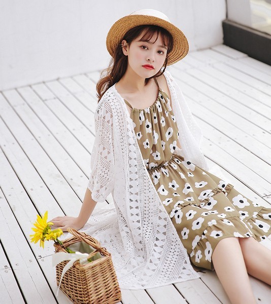 路人街拍,小姐姐身材丰盈动人,很是靓丽性感