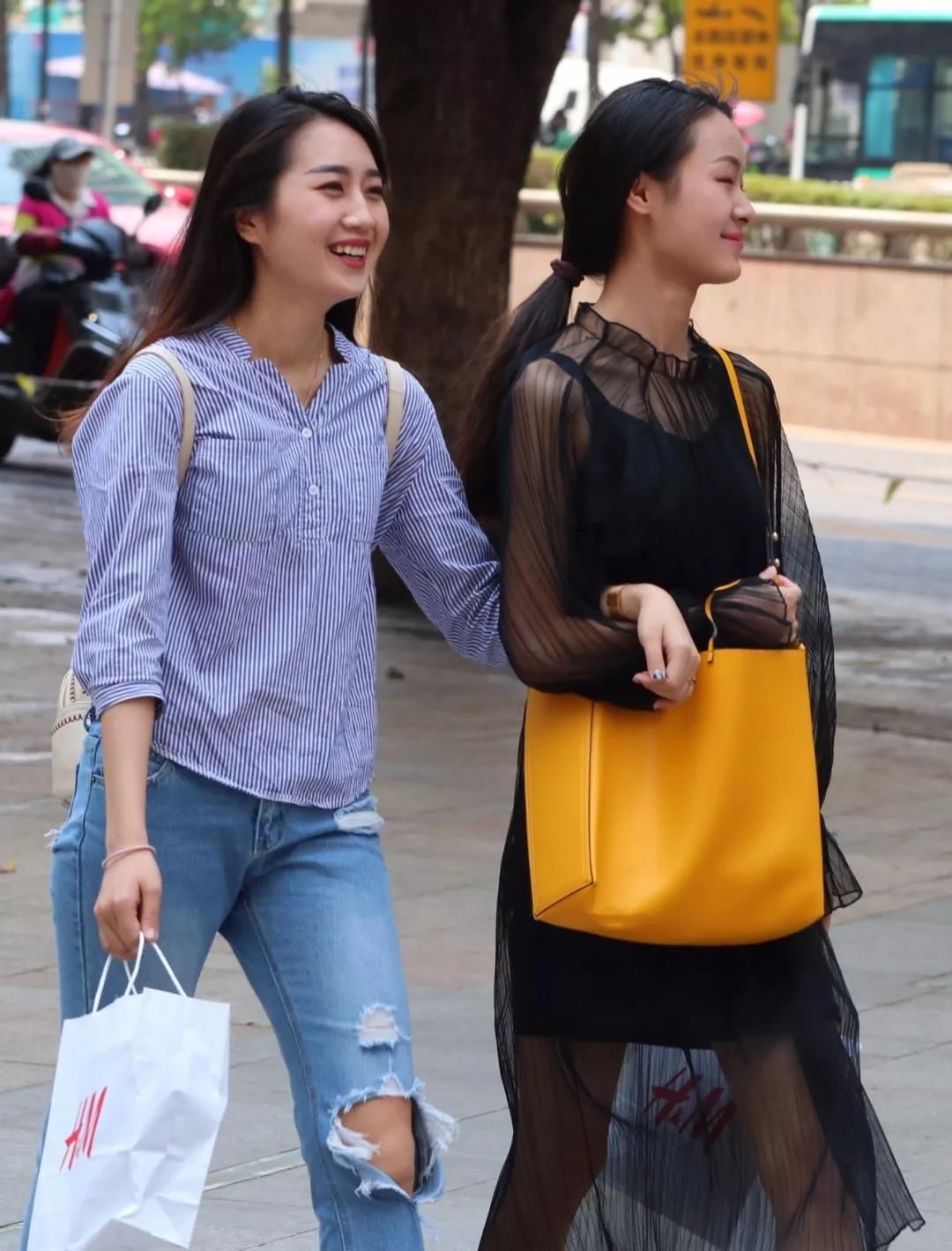 街拍路人，能驾驭这样的破洞牛仔裤的，都是人群中闪亮的女神