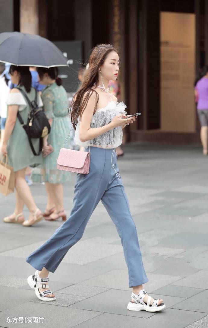 成都街拍,身材高挑的时尚美女,穿出不一样的魅力!