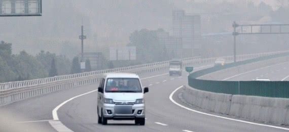 高速经常堵车是因为车太多吗？其实这种车才是罪魁祸首，就该严惩