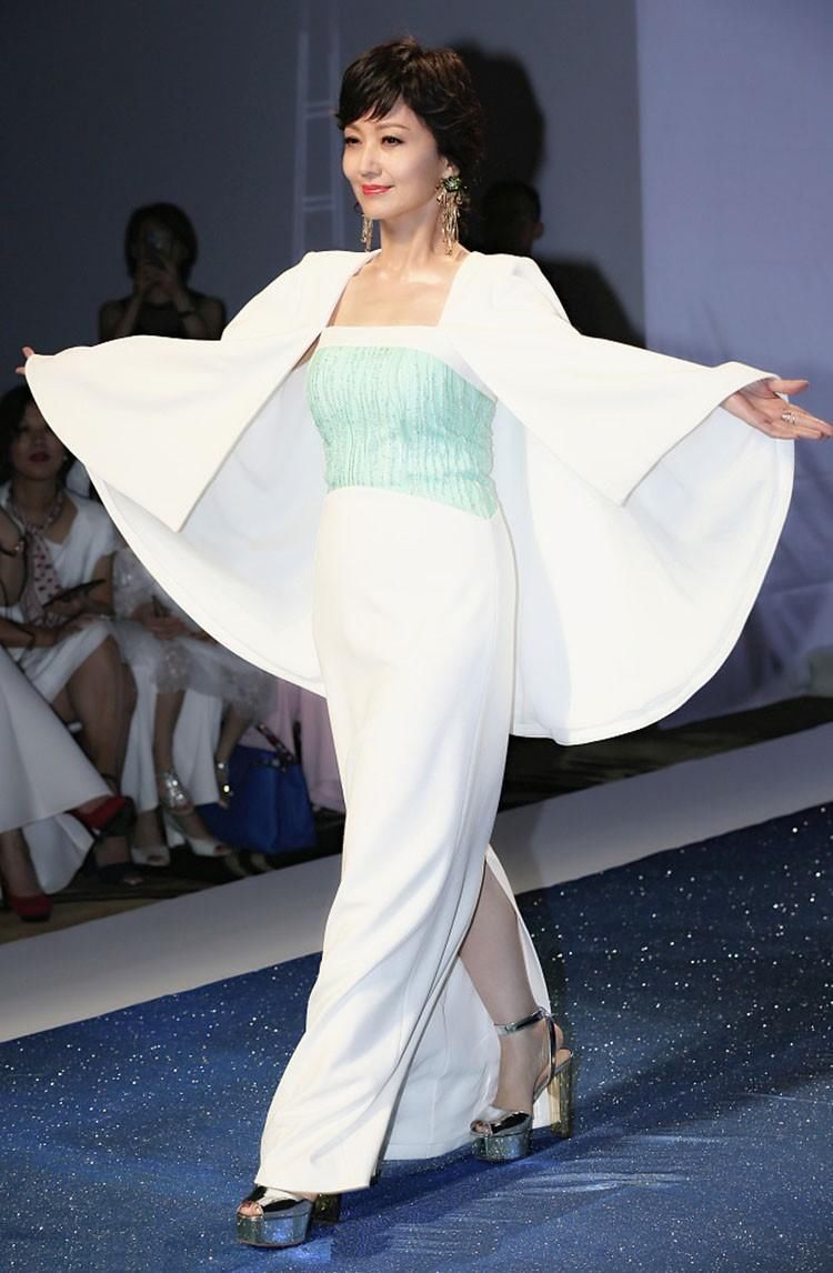 64岁赵雅芝再登T台走秀，网友:这吃防腐剂了吧?