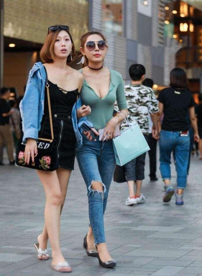 街拍: 美女穿搭裹胸绑那么松, 不怕掉下来吗?