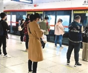  『探访』探访武汉地铁站早高峰：乘客来得快走得也快