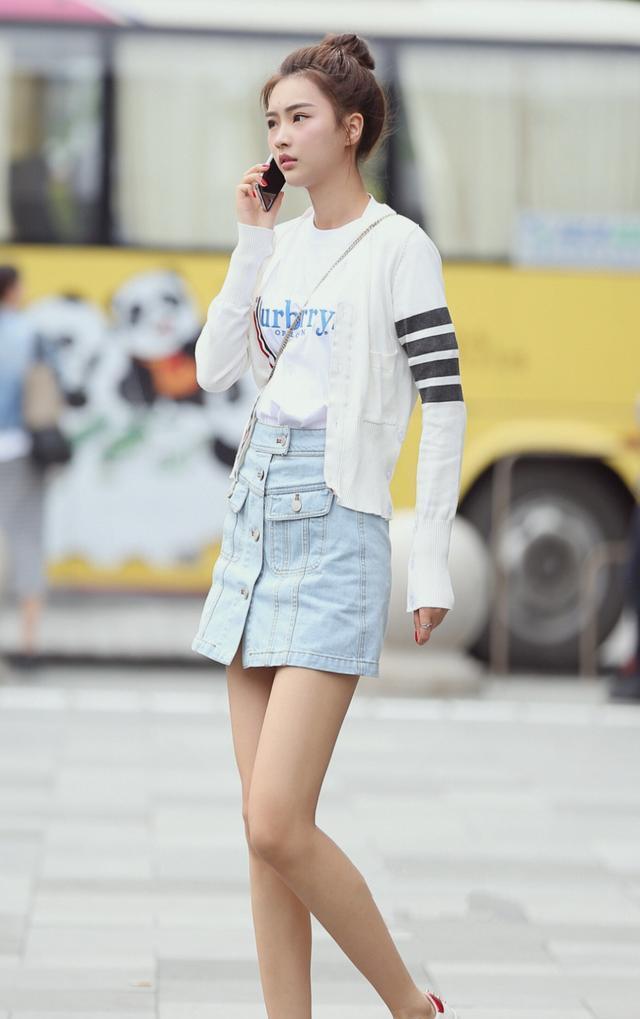 街拍美女：颜值高的小姐姐，随便一条牛仔短裤也能穿出女神范来