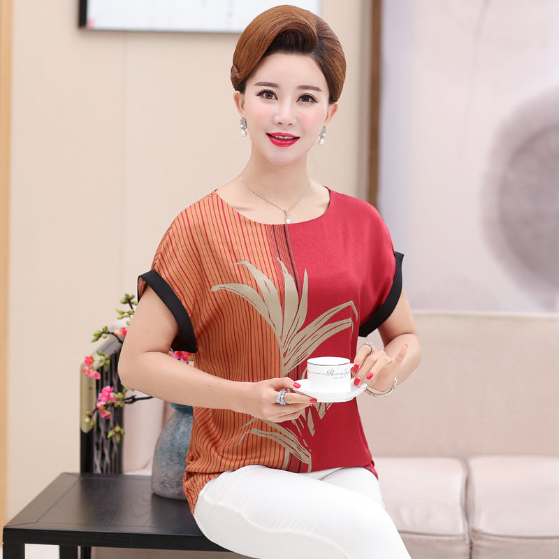 60岁妈妈真会打扮，穿上今年特流行的妈妈装，简直美炸全场