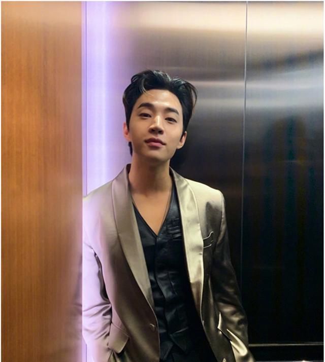 「凌乱」李宪华私下像个大男孩,发型凌乱衣品可一直在线,是美男无疑