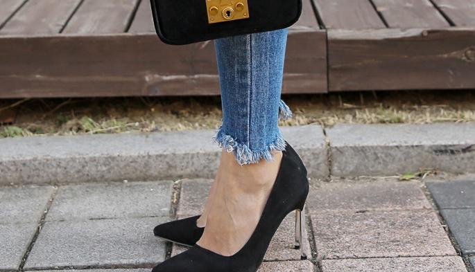 高跟鞋勾勒出娇俏灵动的美足，是职场OL必备的女神鞋品