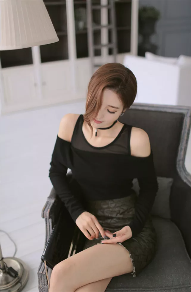 室内美女写真集：紧身上衣搭配短裙，展示傲人身材，时尚潮流性感