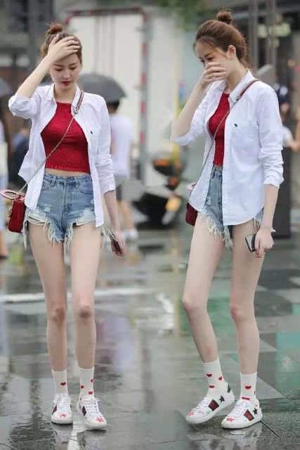 时尚街拍，凹凸有致的超短裤美女，性感身姿，让人一眼难忘！