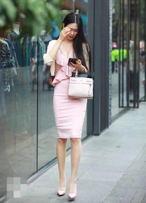 街拍：穿百褶裙的第四个美女，被她的回眸电到了