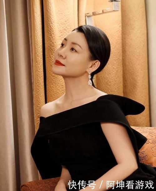  『线条』“德华姑姑”赫本造型美极了，露肩黑裙高级优雅，贵妃侧躺真妩媚