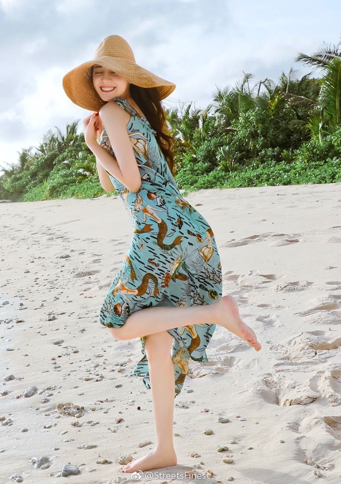 迪丽热巴身穿印花长裙踏浪的热巴，简直就是最美的风景