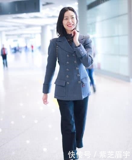 「穿搭」三四十岁女人,尽量卫衣少配牛仔裤,学学刘雯这样穿,减龄又洋气