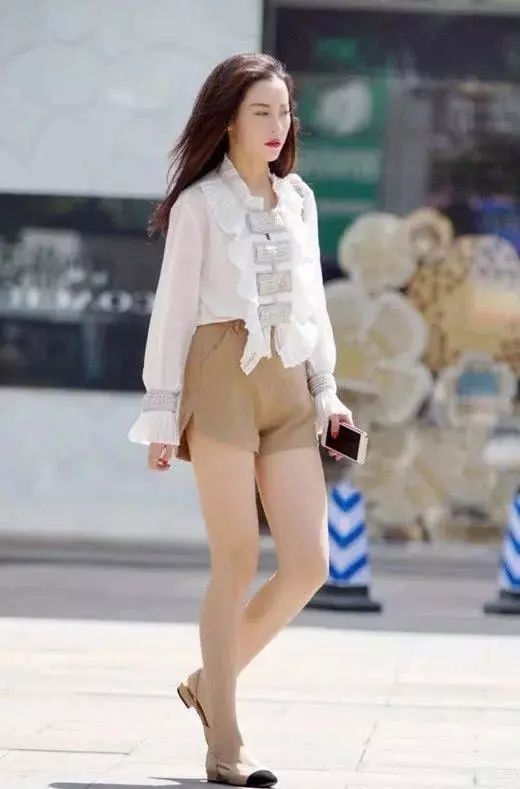 街拍:小姐姐气质优雅，大长腿十分吸睛