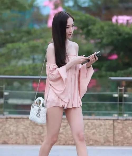 【小姐姐】养眼女神街拍:倾城倾国的小姐姐,一条粉红色的连衣长裙,时尚女神风采