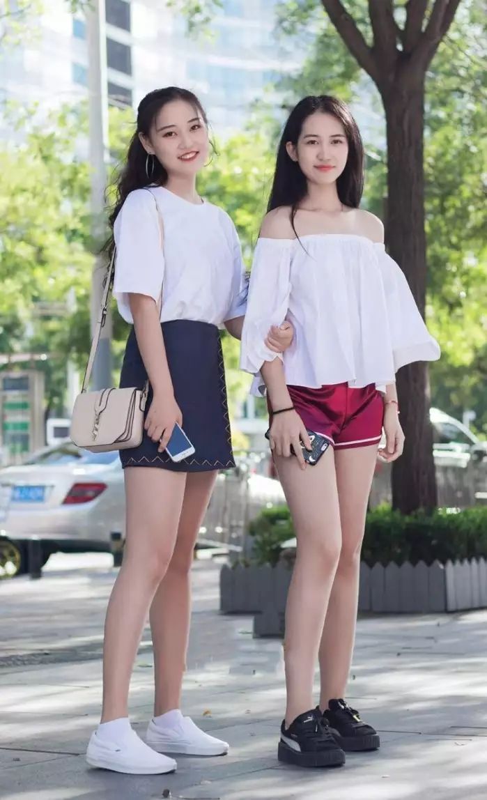 路人街拍：两位长腿小姐姐笑容甜美，锁骨性感，时尚美丽啊