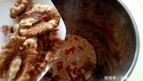  [褐色]它是“天然美白水”，坚持喝一月，早晚一杯，皮肤好到人人夸！