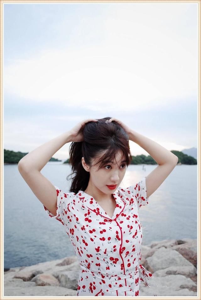 没有姚晨的气场真别穿印花裙，否则像李菲儿一样穿成睡衣就尴尬了