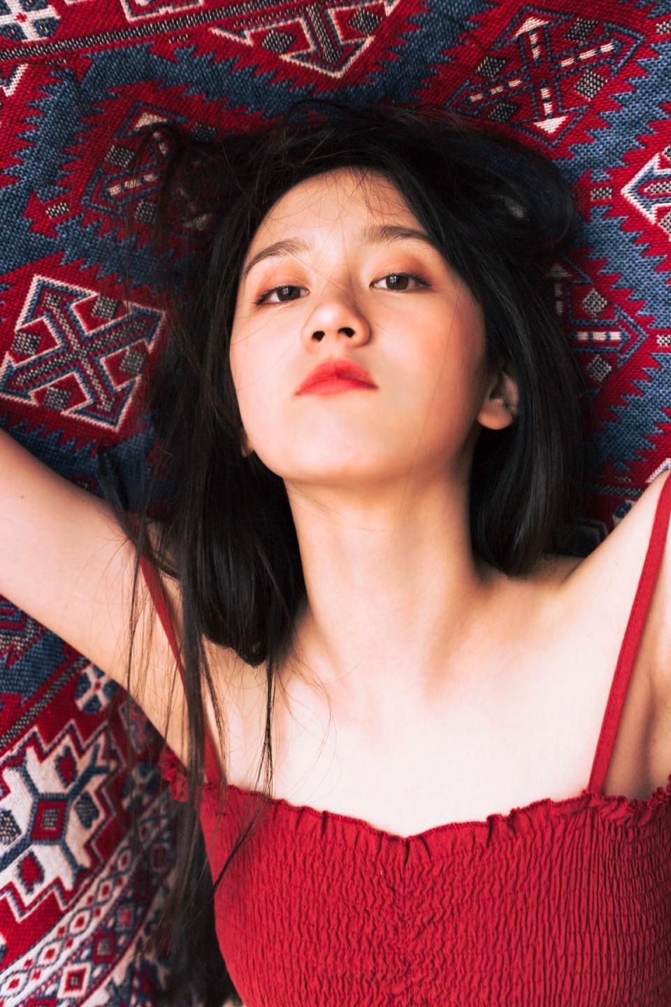 风情吊带美女尤物前凸后翘性感写真